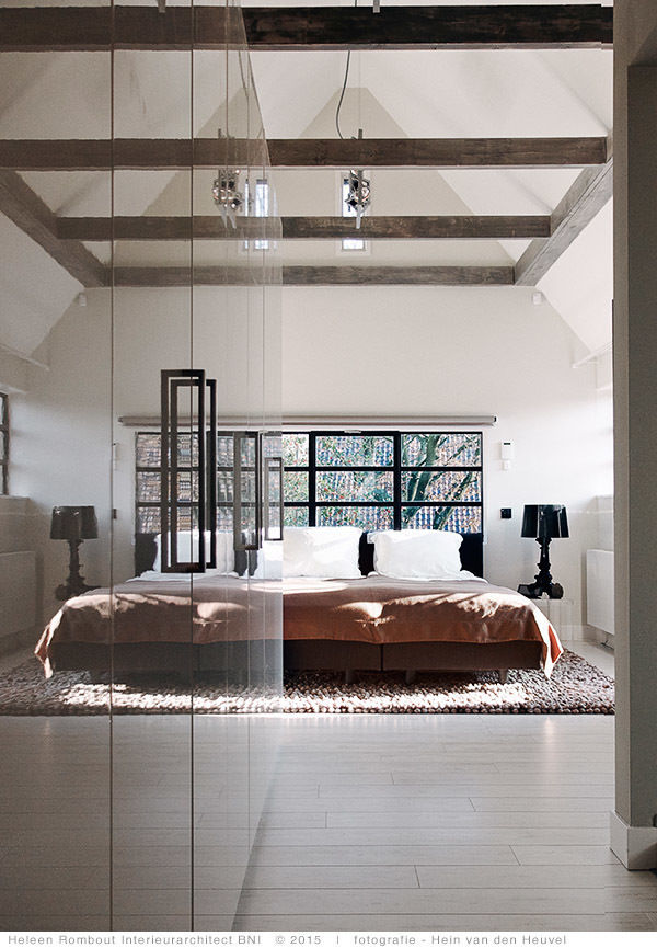 transformatie naar een ingetogen luxe villa te Heiloo, Heleen Rombout interieurarchitect BNI Heleen Rombout interieurarchitect BNI Country style bedroom