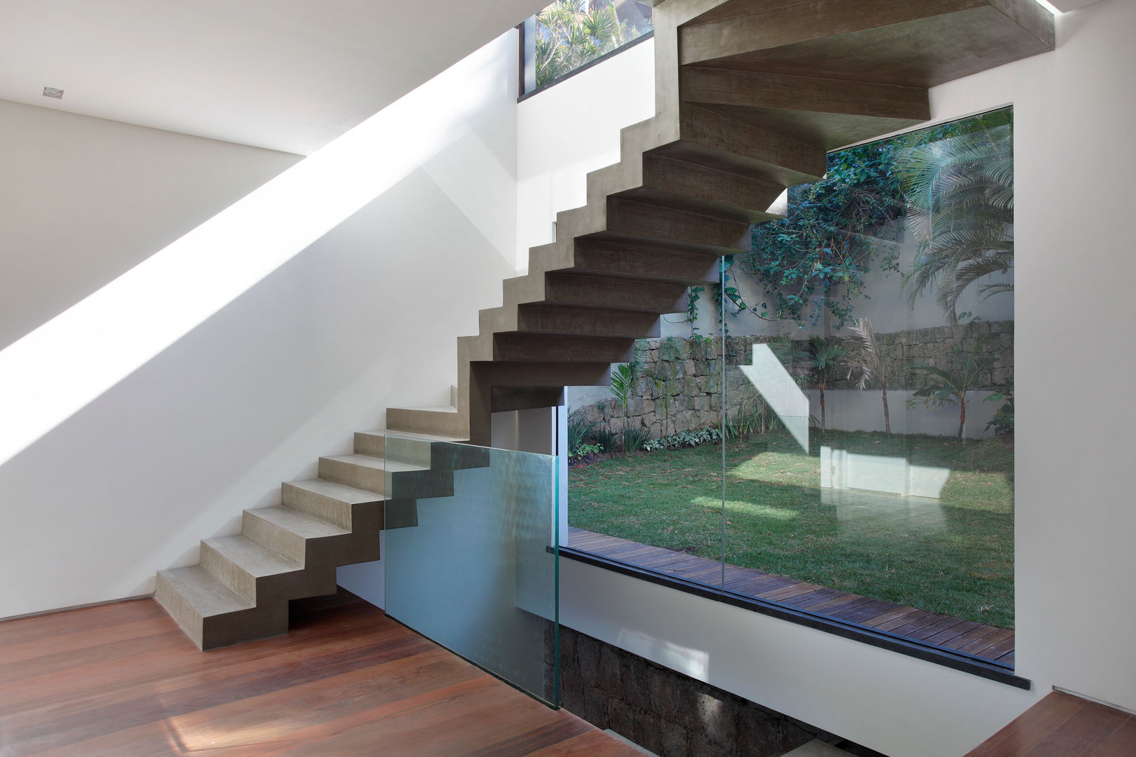 Joatinga 650m², House in Rio House in Rio Minimalist corridor, hallway & stairs