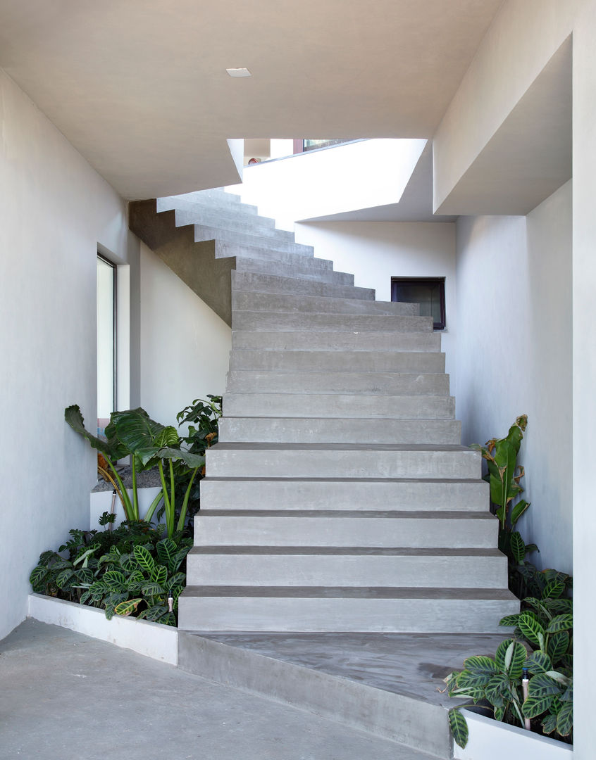 Escada em concreto aparente House in Rio Corredores, halls e escadas modernos