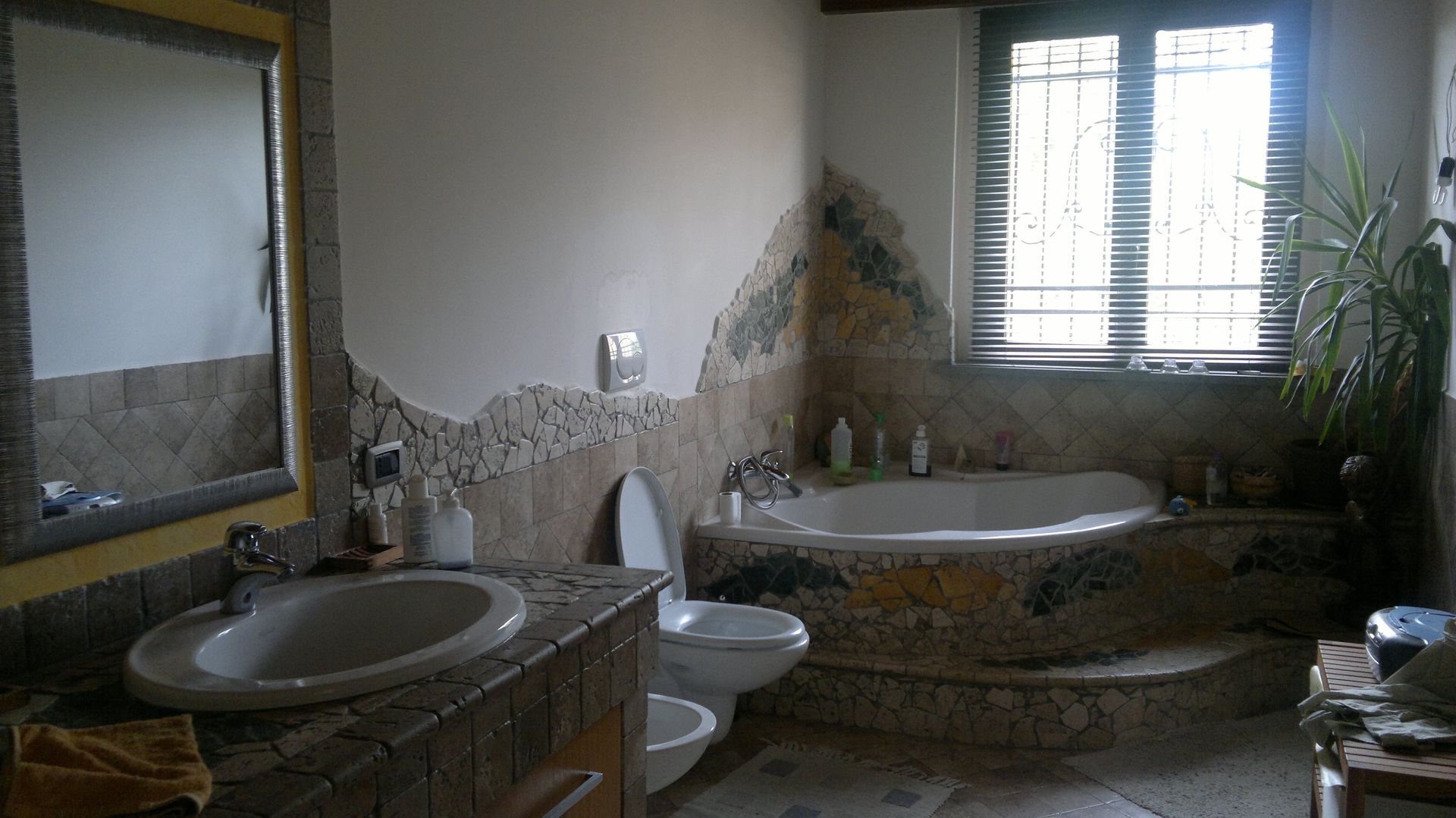 Una ex chiesa come abitazione e studio, Architettura Architettura Eclectic style bathroom Bathtubs & showers