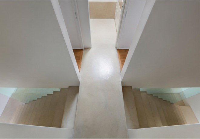 19. La scala doppia Studio Fori Ingresso, Corridoio & Scale in stile moderno