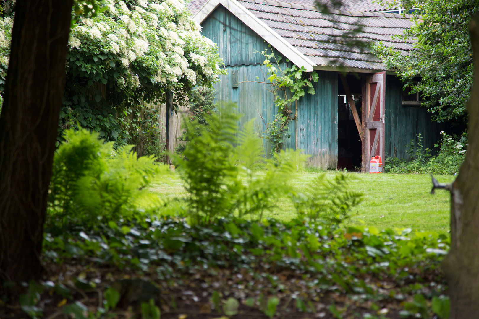 herenhuis op de Veluwe, RUPERT & RUPERT RUPERT & RUPERT Country style garage/shed