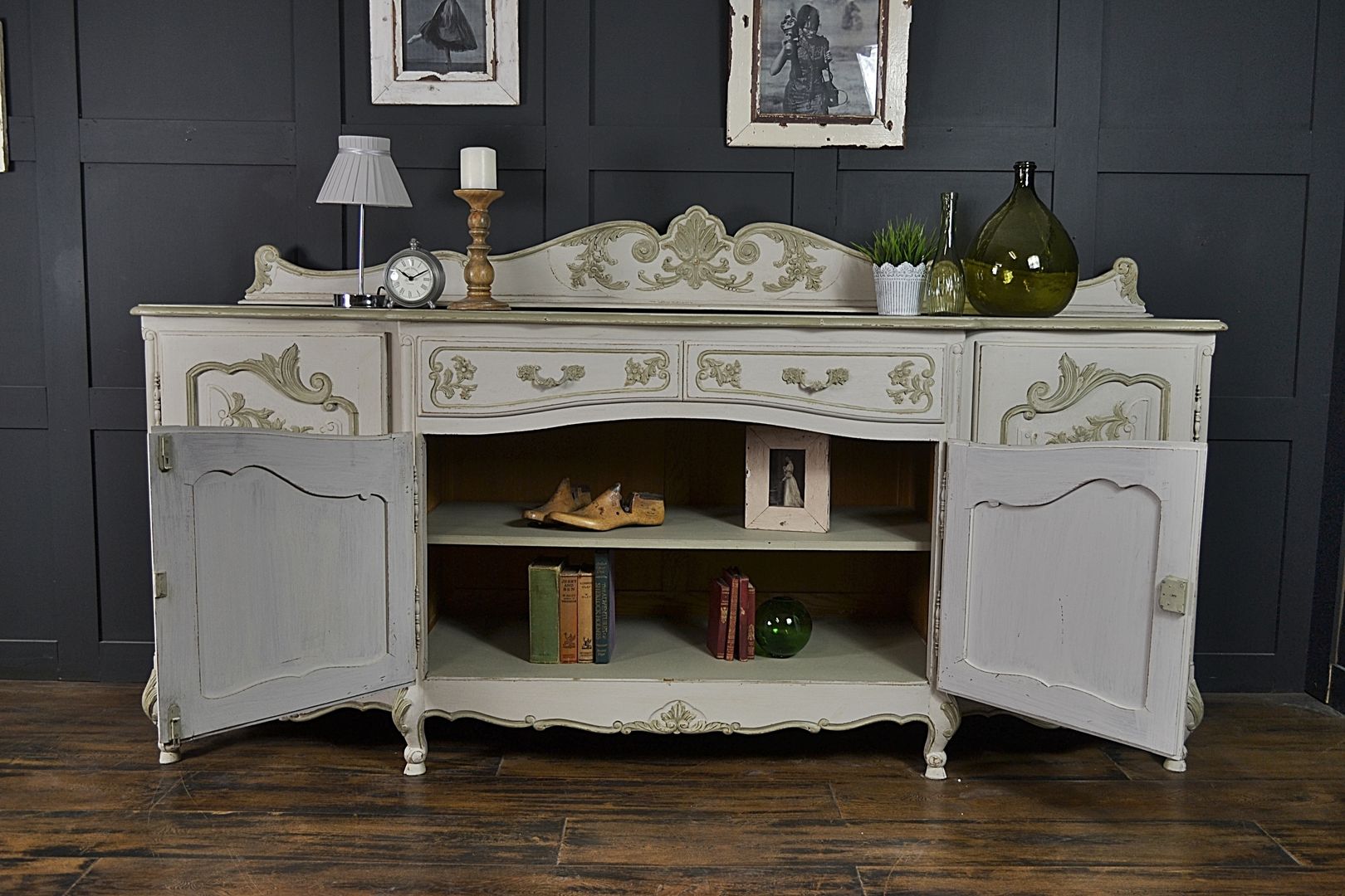 4 Door Shabby Chic French Sideboard, The Treasure Trove Shabby Chic & Vintage Furniture The Treasure Trove Shabby Chic & Vintage Furniture Comedores de estilo clásico Vitrinas y cajoneras