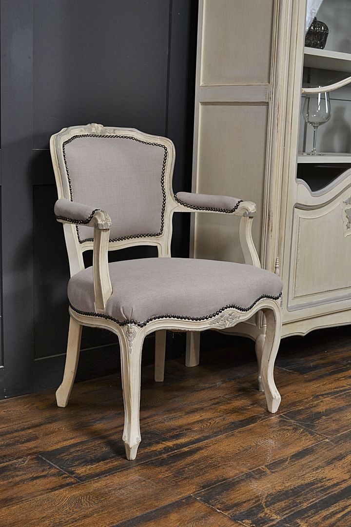 Pair of French Louis Style Chairs in Old White & Paris Grey, The Treasure Trove Shabby Chic & Vintage Furniture The Treasure Trove Shabby Chic & Vintage Furniture 클래식스타일 거실 소파 & 안락 의자