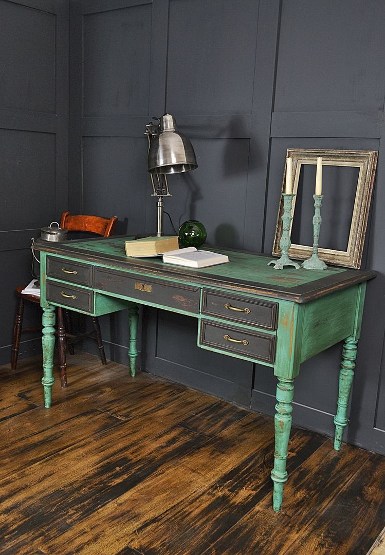 Black & Green Victorian 5 Drawer Desk , The Treasure Trove Shabby Chic & Vintage Furniture The Treasure Trove Shabby Chic & Vintage Furniture ラスティックデザインの 書斎 机