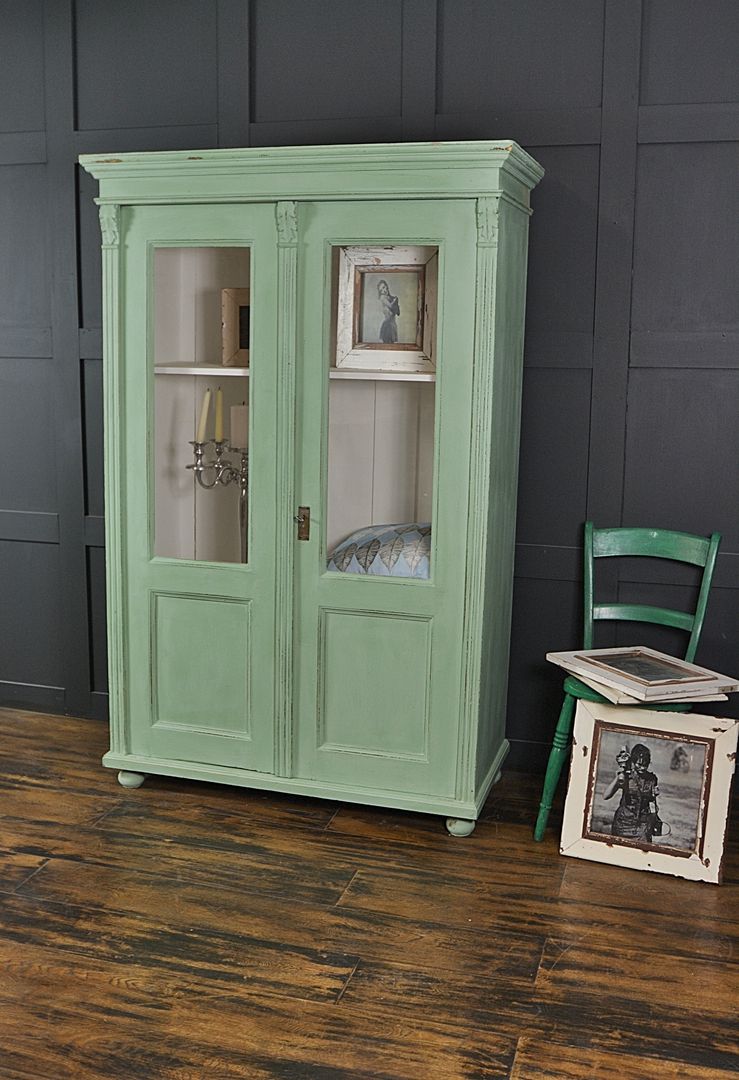 Mint Green Antique Glass Display Cabinet, The Treasure Trove Shabby Chic & Vintage Furniture The Treasure Trove Shabby Chic & Vintage Furniture Гостиная в классическом стиле Хранение