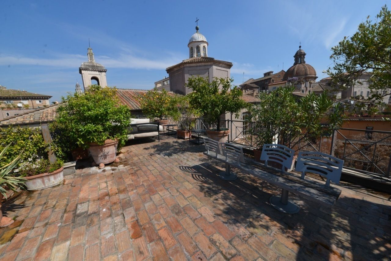 Roma Attico al Portico D'Ottavia, Studio Fori Studio Fori Balcones y terrazas de estilo clásico