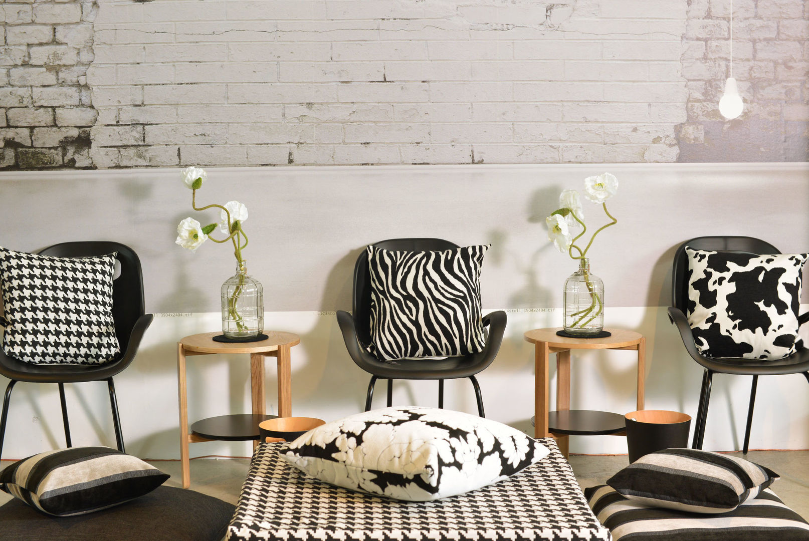 Dekokissen und black and white, APART APART Salas modernas Accesorios y decoración