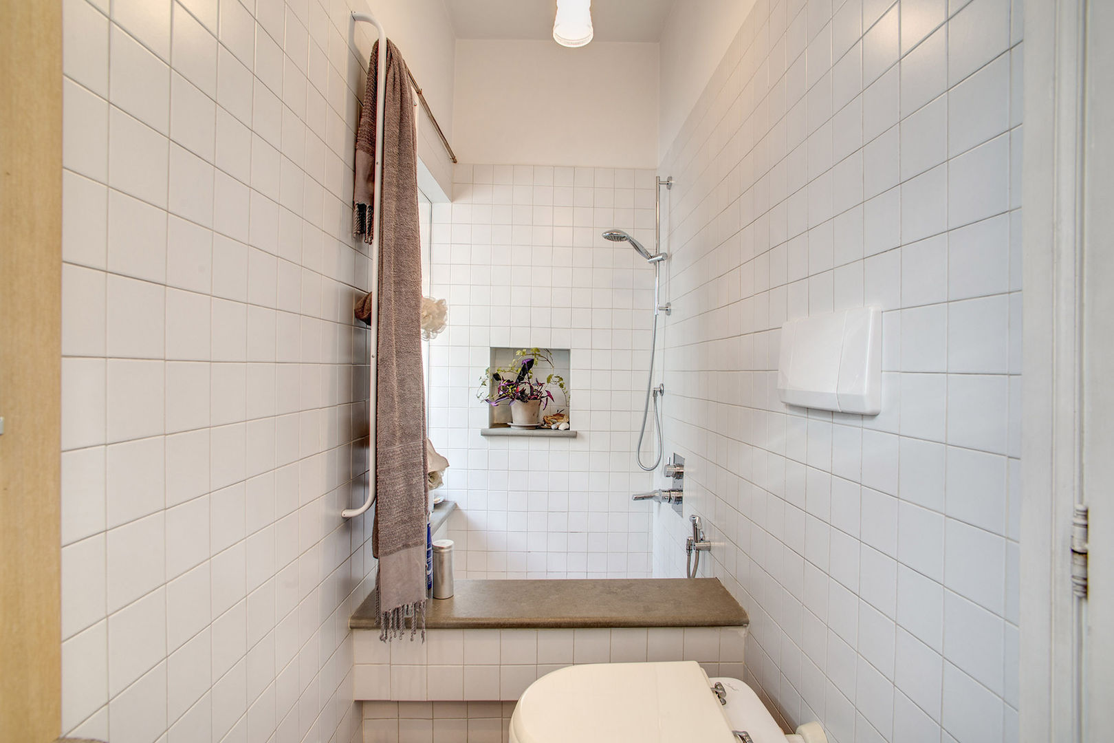 SUBURRA , MOB ARCHITECTS MOB ARCHITECTS Modern bathroom