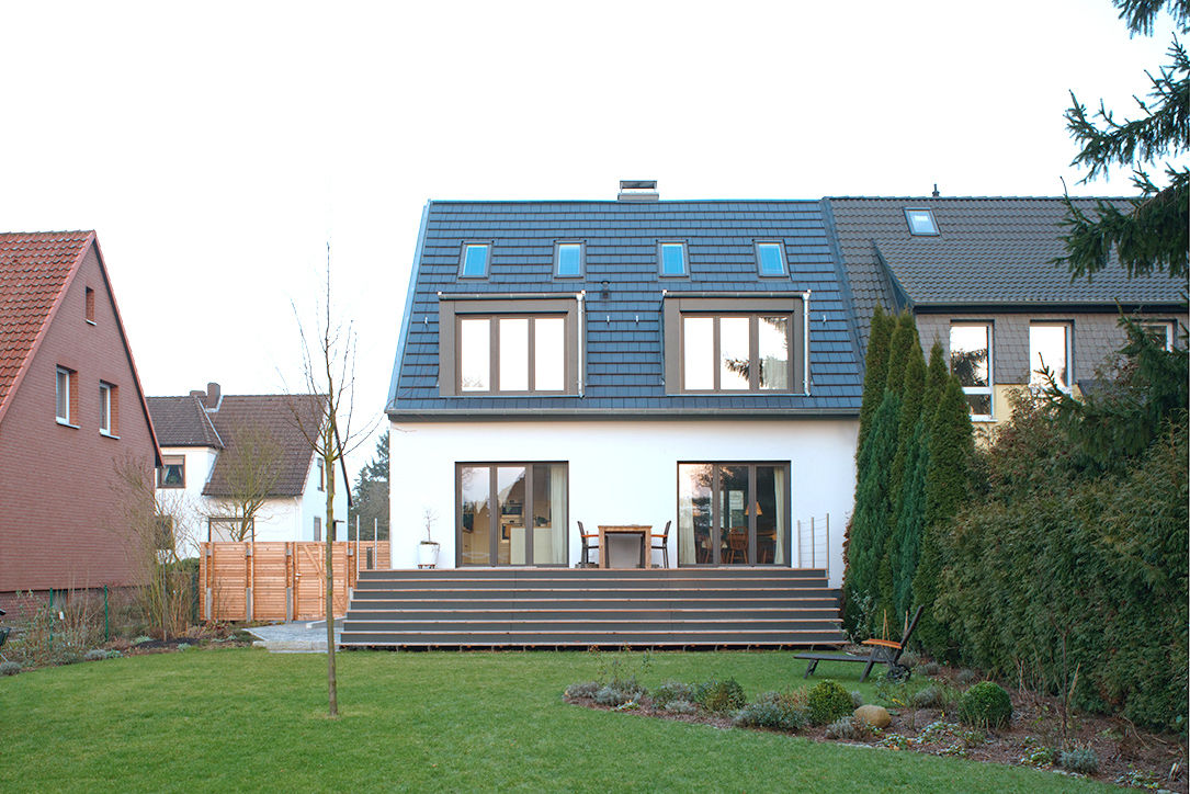 Gartenseite kirsch architekten mbB Klassische Häuser Fenster,Gebäude,Pflanze,Himmel,Haus,Leuchte,Grundstück,Treppe,Tür,Hütte