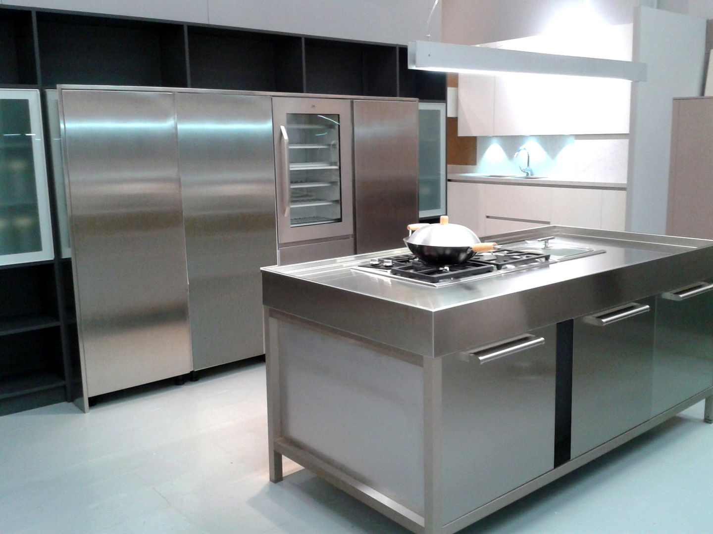 Showroom: Laminado y acero inoxidable, TG KITCHENAMBIENT TG KITCHENAMBIENT Nhà bếp phong cách hiện đại