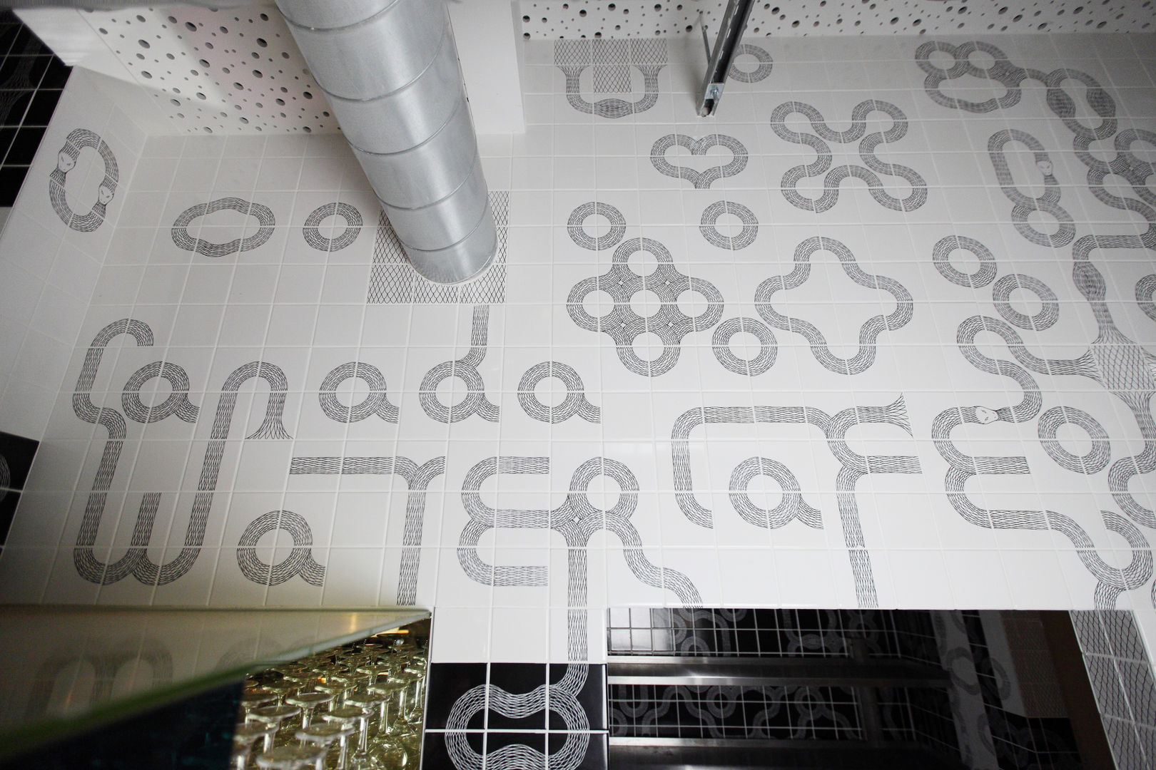 Ouroboros Tile installation at Canada Water Cafe, London Peter Ibruegger Studio مساحات تجارية مطاعم