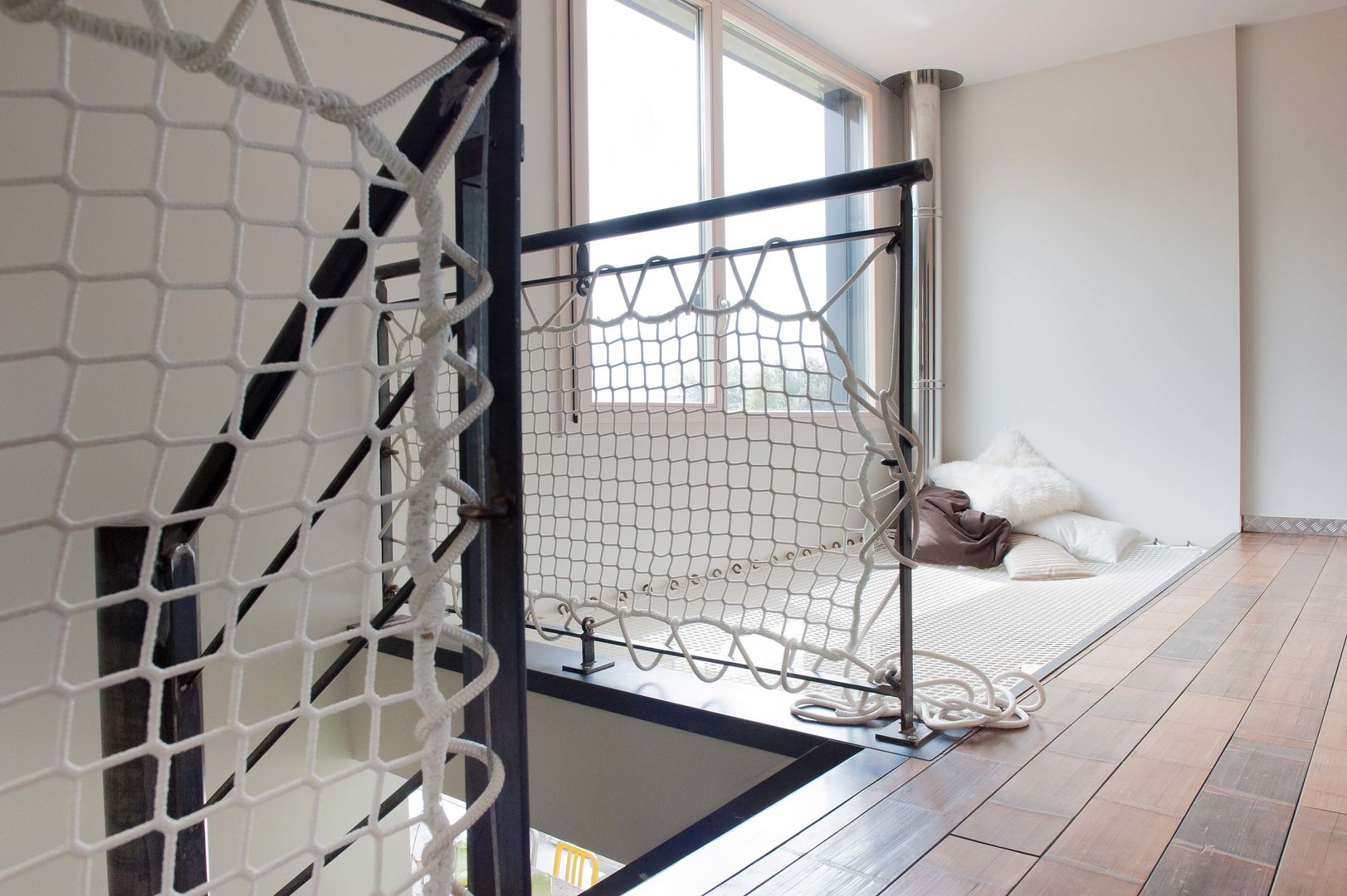 Maison imbriquée, atelier—ZOU atelier—ZOU Modern corridor, hallway & stairs