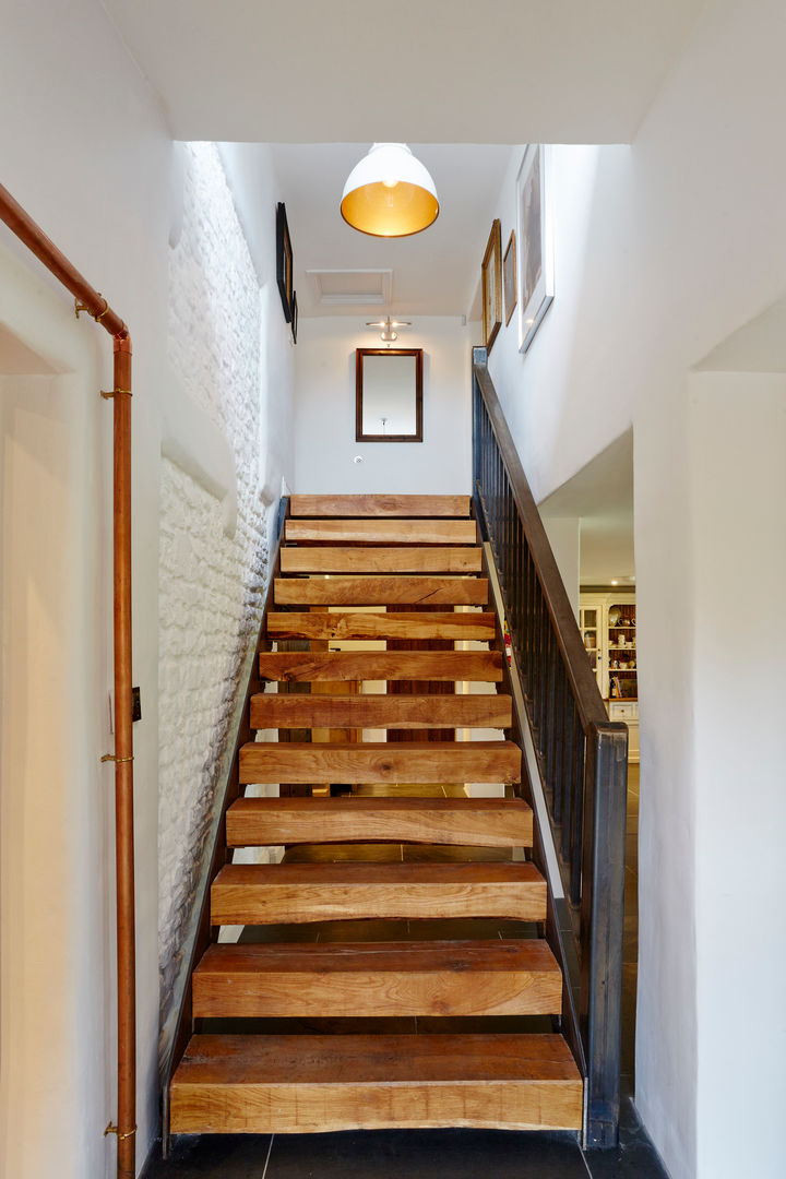 Floating staircase Hart Design and Construction Pasillos, vestíbulos y escaleras rurales