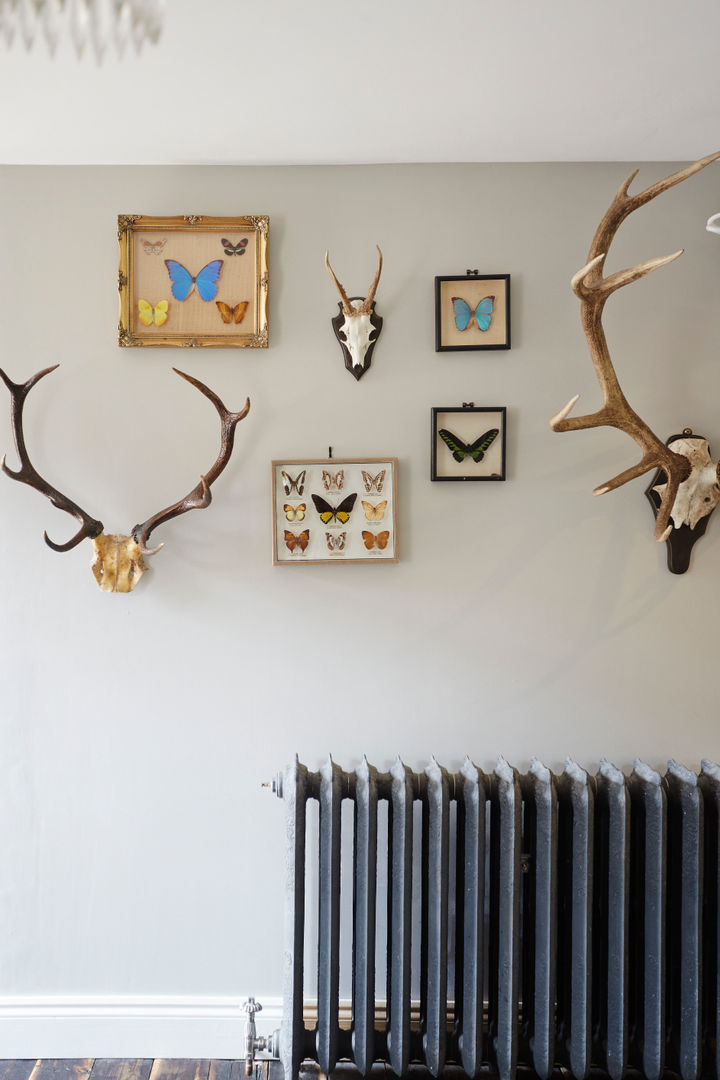 Stags in the living room Hart Design and Construction Гостиная в стиле кантри