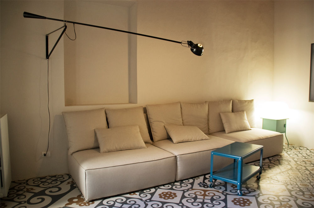 CASA D, UnAltroStudio UnAltroStudio Living room Sofas & armchairs