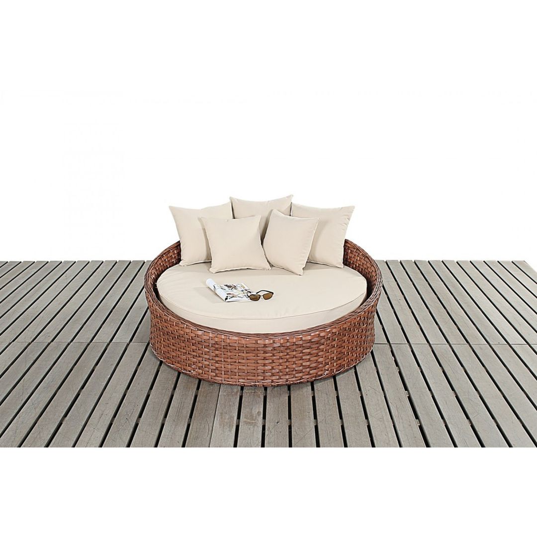 Bonsoni Small Daybed - Colour: Brown - Includes a Circular Bed With a Thick Base Cushion and Matching Scatter Cushions For added Comfort Rattan Garden Furniture homify Jardins clássicos Mobiliário