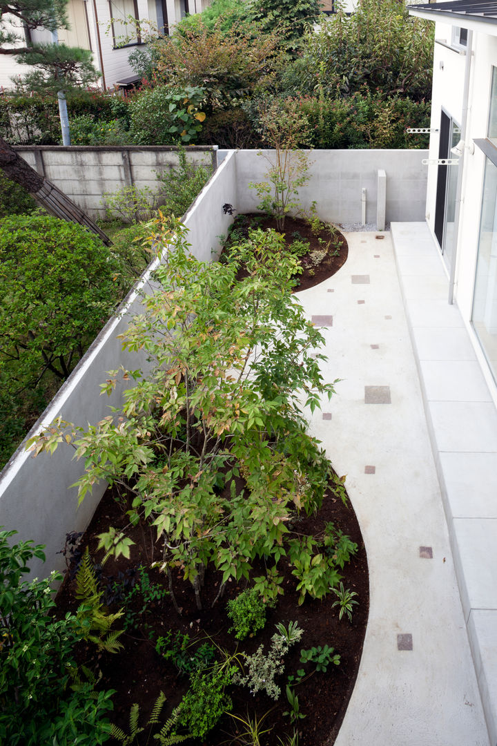 GARDEN from uppper level FURUKAWA DESIGN OFFICE Vườn phong cách hiện đại