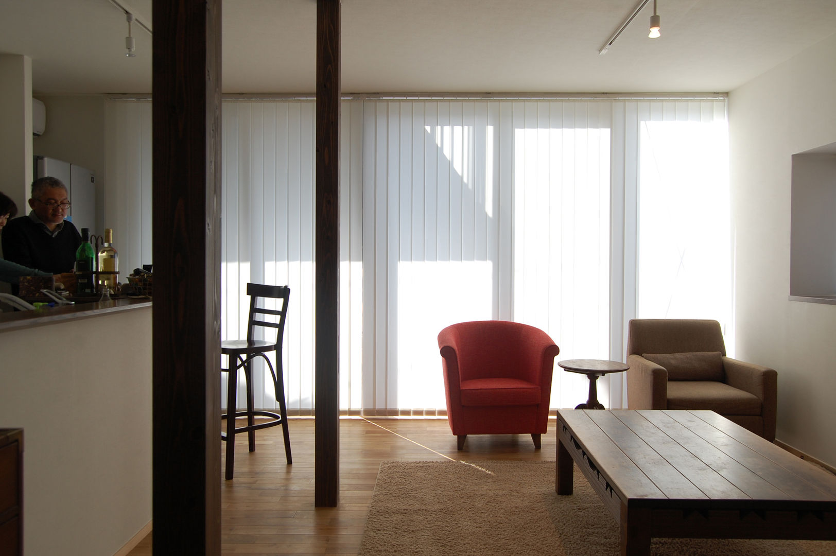 リビングルーム FURUKAWA DESIGN OFFICE モダンデザインの リビング テーブル,家具,椅子,フィクスチャ,建物,快適,木,インテリア・デザイン,シェード,フローリング