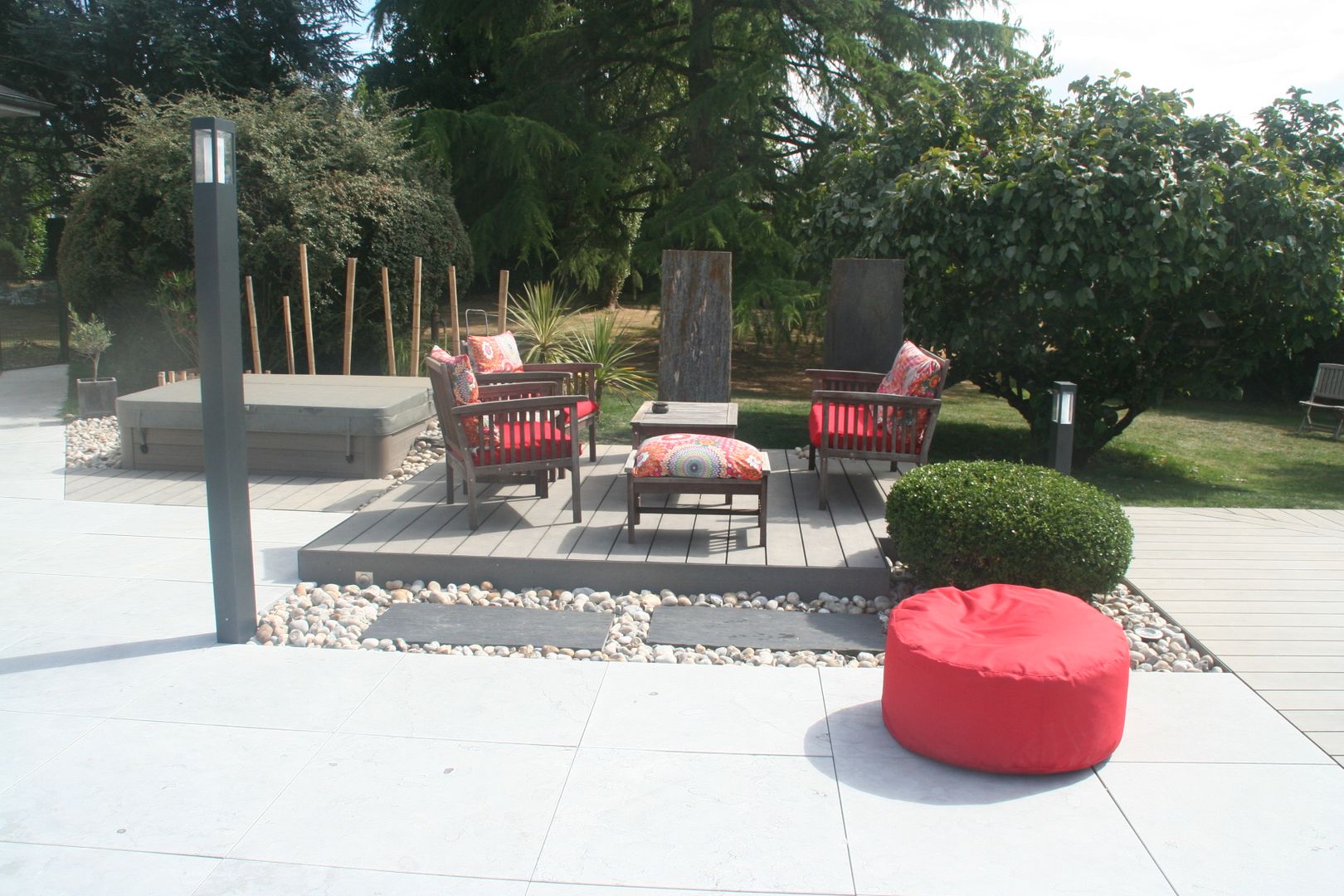 Zoom terrasse secondaire et spa EURL OLIVIER DUBOIS Jardin moderne Plante,Arbre,Surface de la route,Mobilier de jardin,Gazon,Design urbain,Pot de fleur,Chaise,Arbuste,Paysage