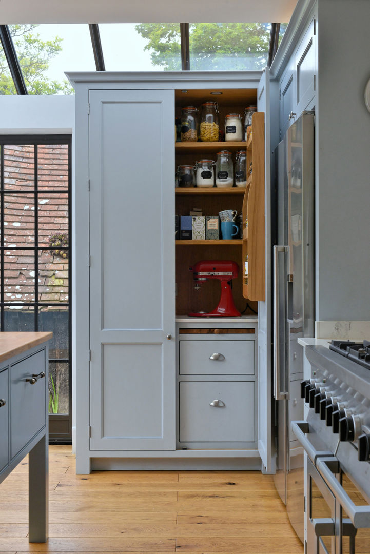 'Vivid Classic' Kitchen - pantry open, bread drawer homify Kitchen