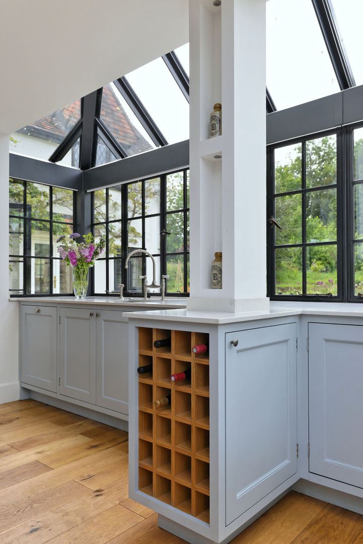 'Vivid Classic' Kitchen - wine shelves homify Classic style kitchen