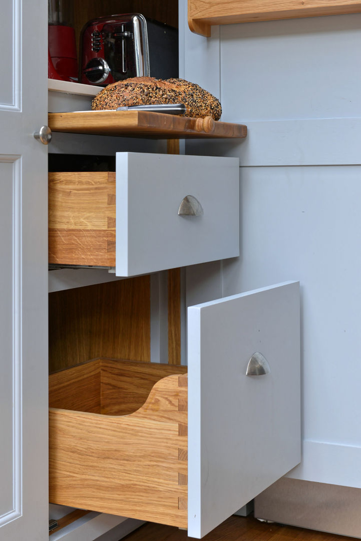 'Vivid Classic' Kitchen - bread drawer and pull out shelf homify Classic style kitchen