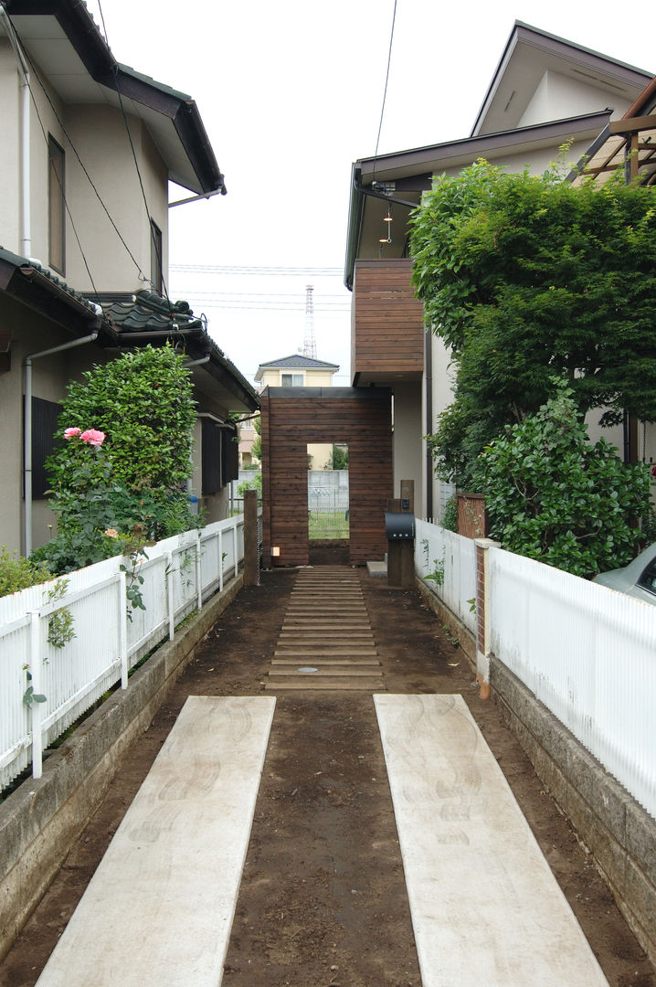 Rojiのある家, （有）RABBITSON一級建築士事務所 （有）RABBITSON一級建築士事務所 Giardino eclettico