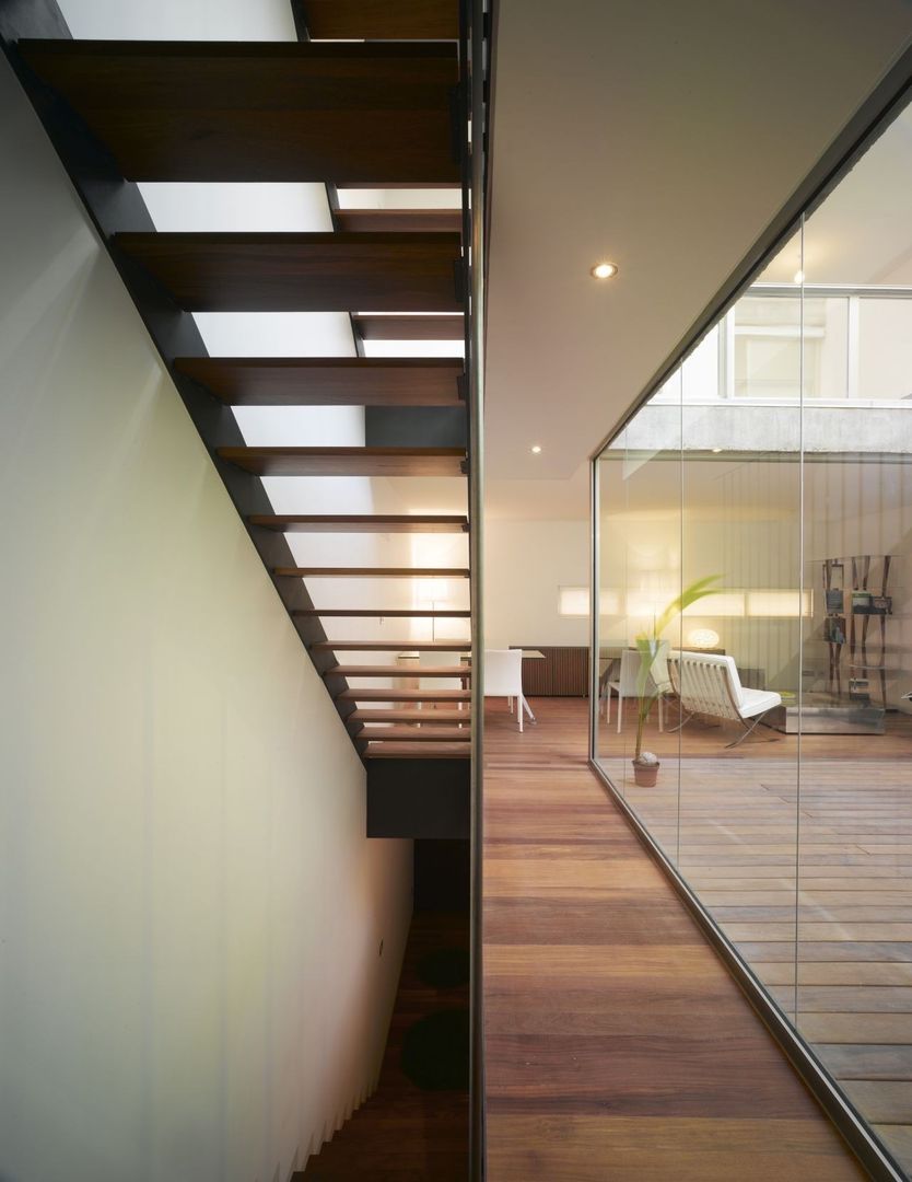 homify Modern Corridor, Hallway and Staircase