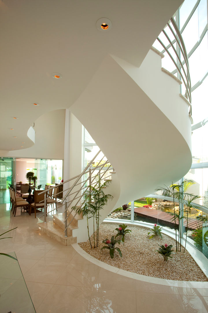 homify Pasillos, vestíbulos y escaleras de estilo moderno