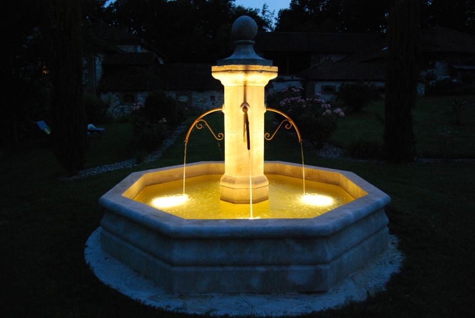 Fontaine centrale en pierre installée dans un jardin, Provence Retrouvée Provence Retrouvée สวน