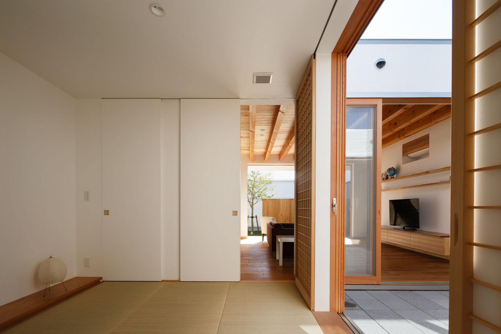 HOUSE IN HAMAMATSU, 窪江建築設計事務所 窪江建築設計事務所 Salas multimedia de estilo asiático