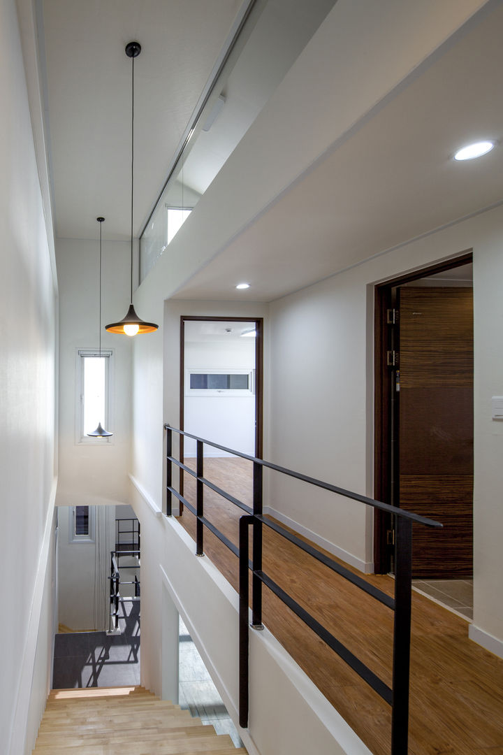 DAEHWADONG MULTIPLE DWELLINGS, IDEA5 ARCHITECTS IDEA5 ARCHITECTS Modern corridor, hallway & stairs