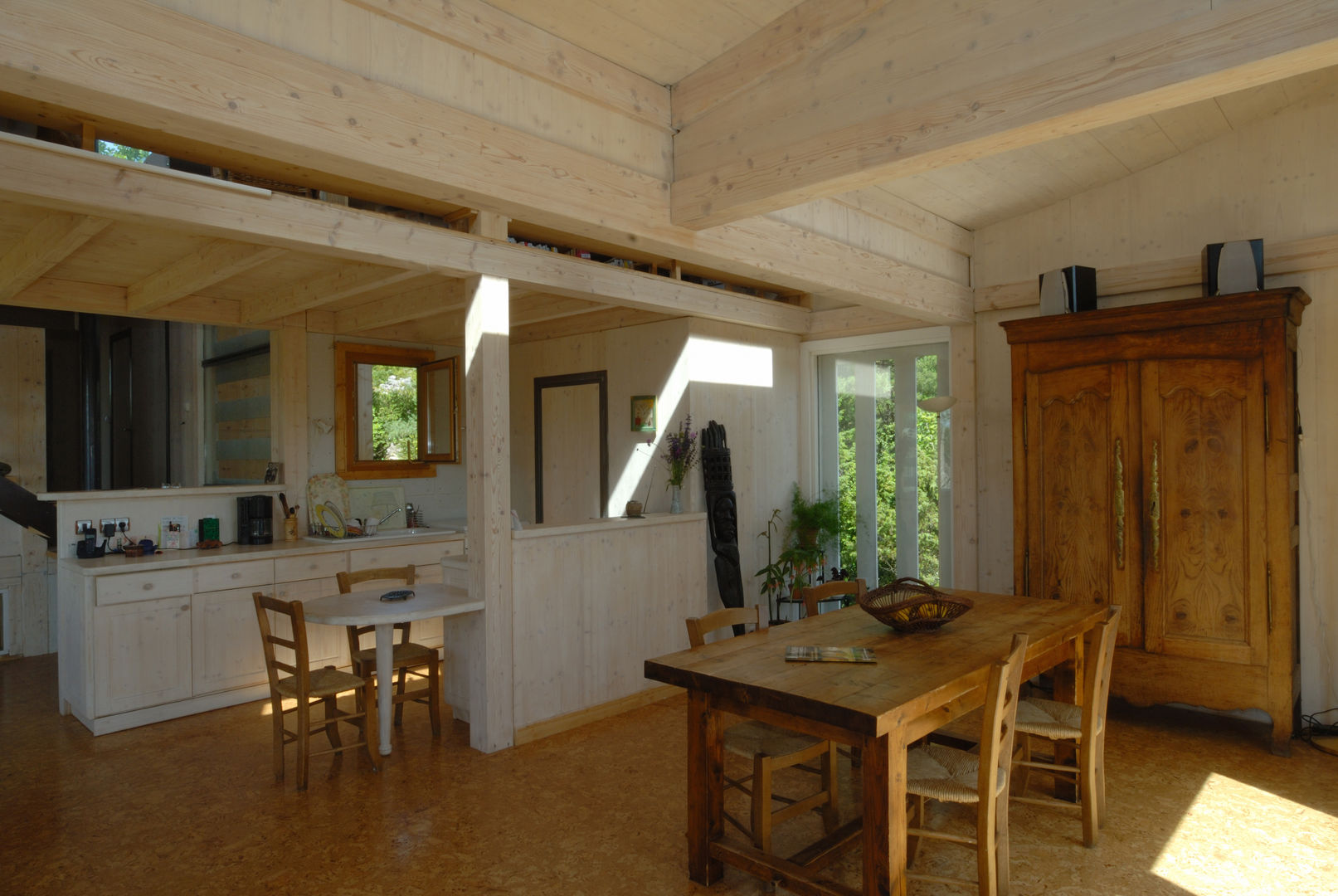 Maison écologique de José Bové, eco-designer eco-designer Moderne eetkamers