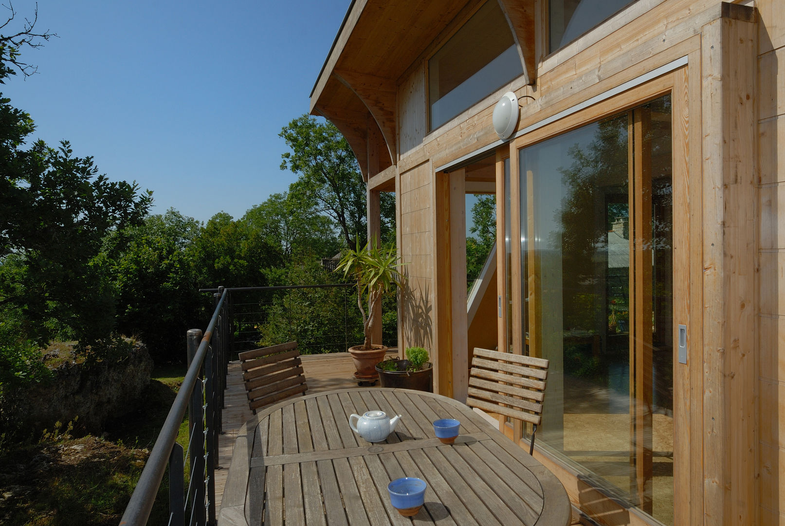 Maison écologique de José Bové, eco-designer eco-designer Modern style balcony, porch & terrace