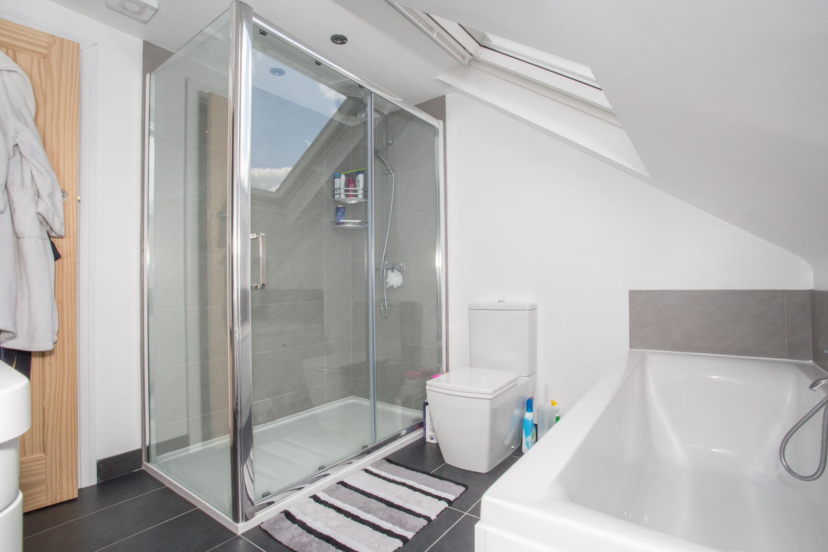 Bedroom Loft Conversion - London, LMB Loft Conversions LMB Loft Conversions 現代浴室設計點子、靈感&圖片