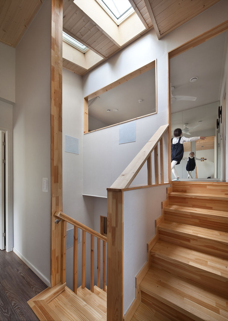 homify Modern Corridor, Hallway and Staircase