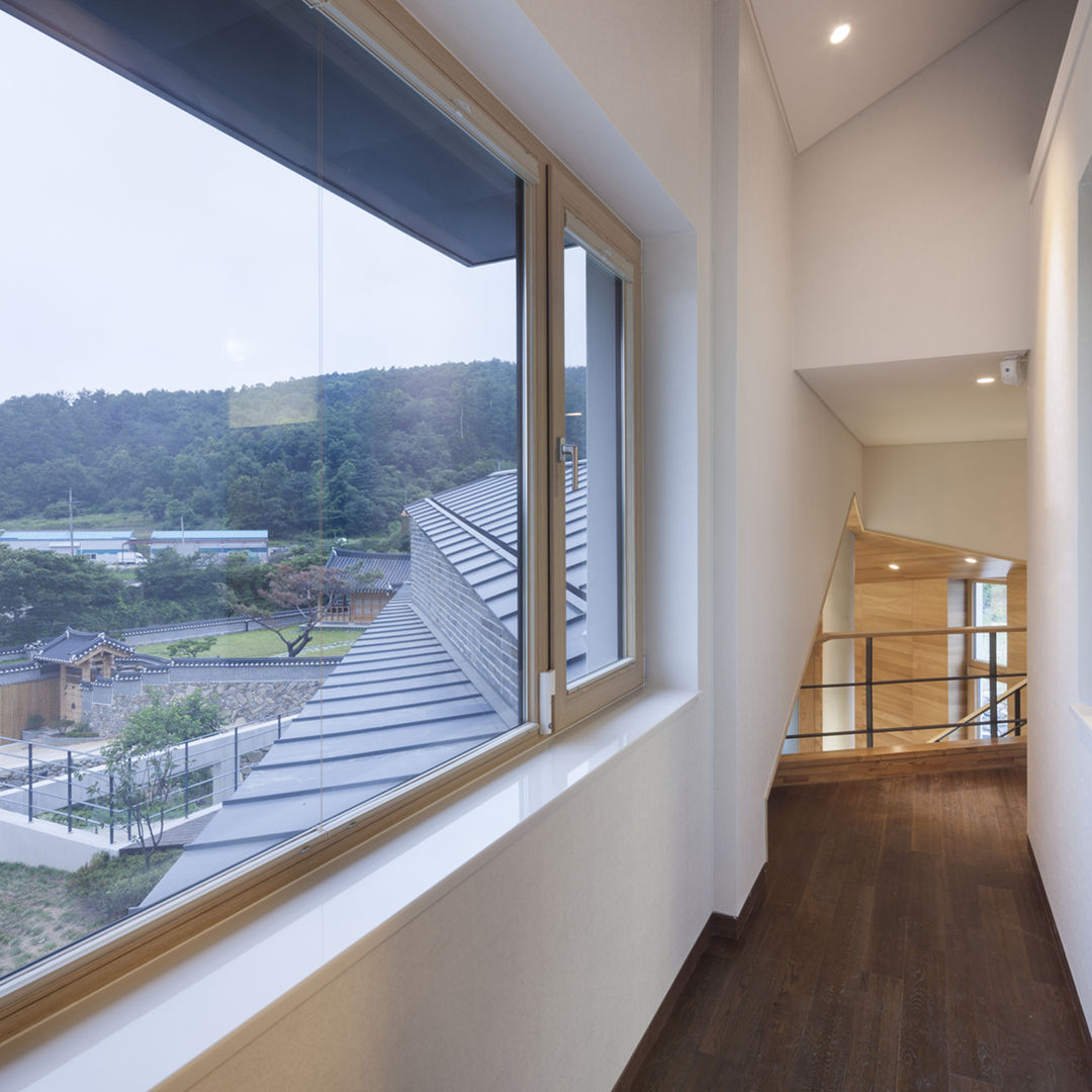 양평주택, SpaceMGT SpaceMGT Modern Corridor, Hallway and Staircase