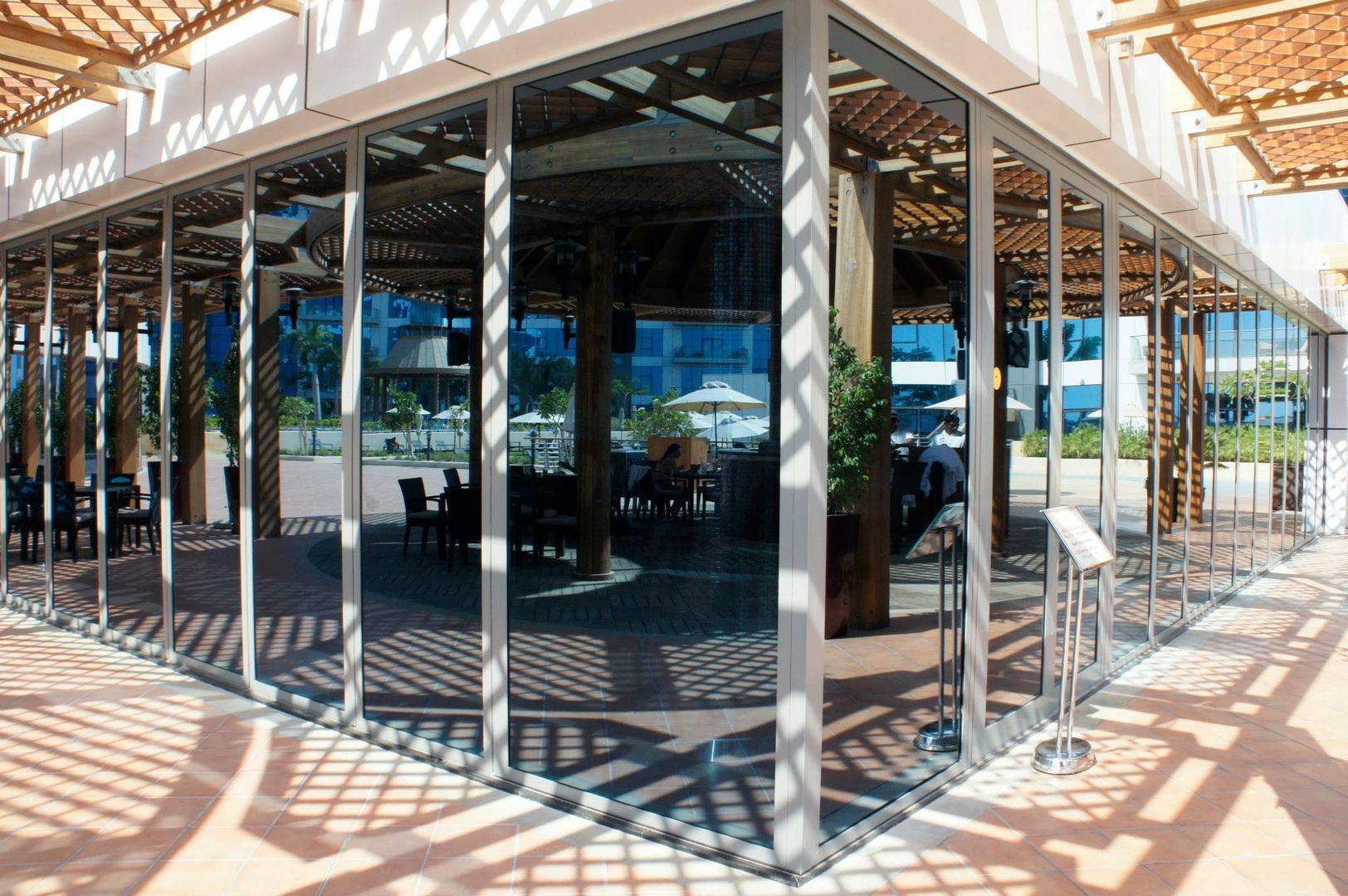 Glas-Faltwand SF 55, SUNFLEX Aluminiumsysteme GmbH SUNFLEX Aluminiumsysteme GmbH Espacios comerciales Bares y clubs