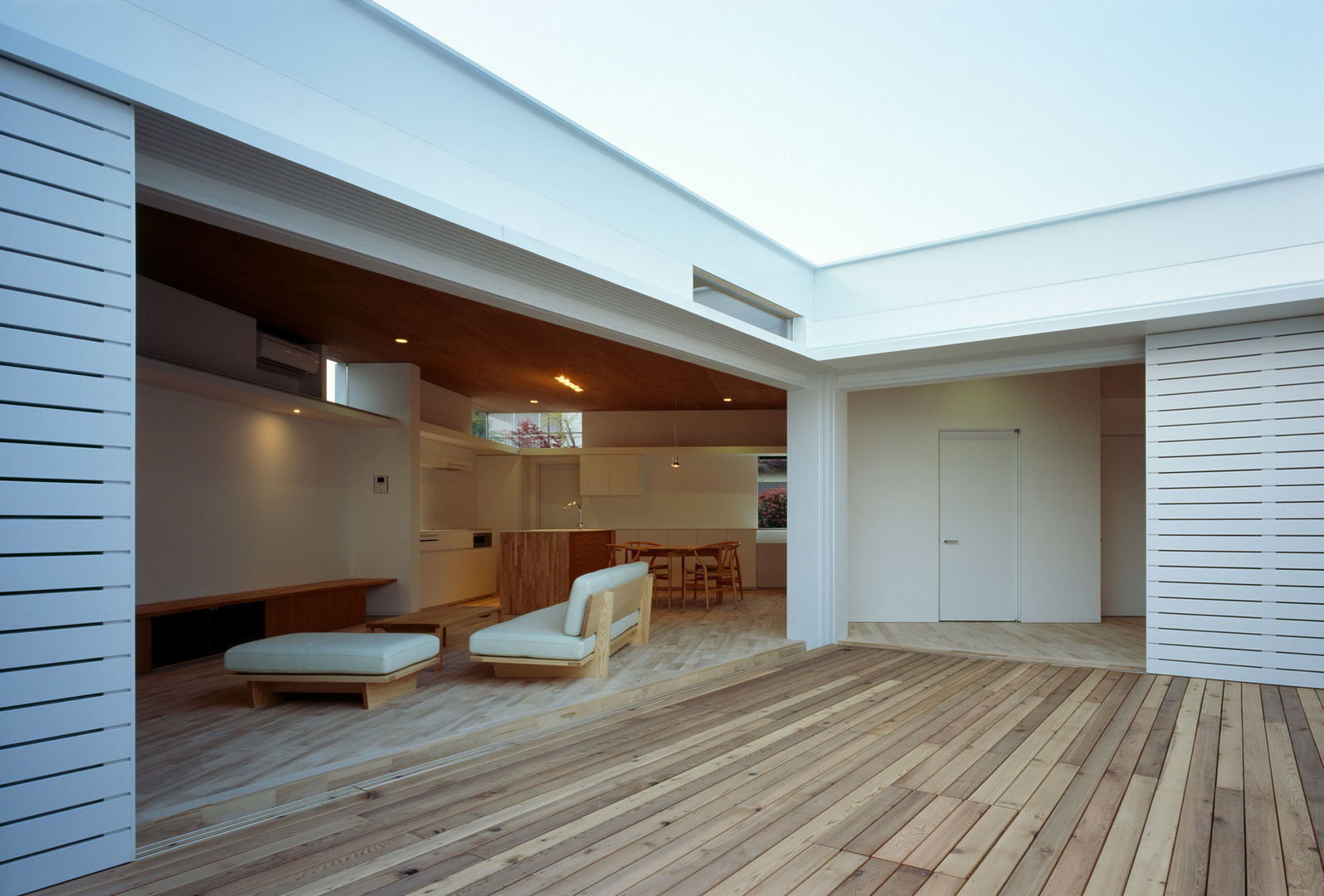 F-WHITE, 山本卓郎建築設計事務所 山本卓郎建築設計事務所 Balcone, Veranda & Terrazza in stile moderno