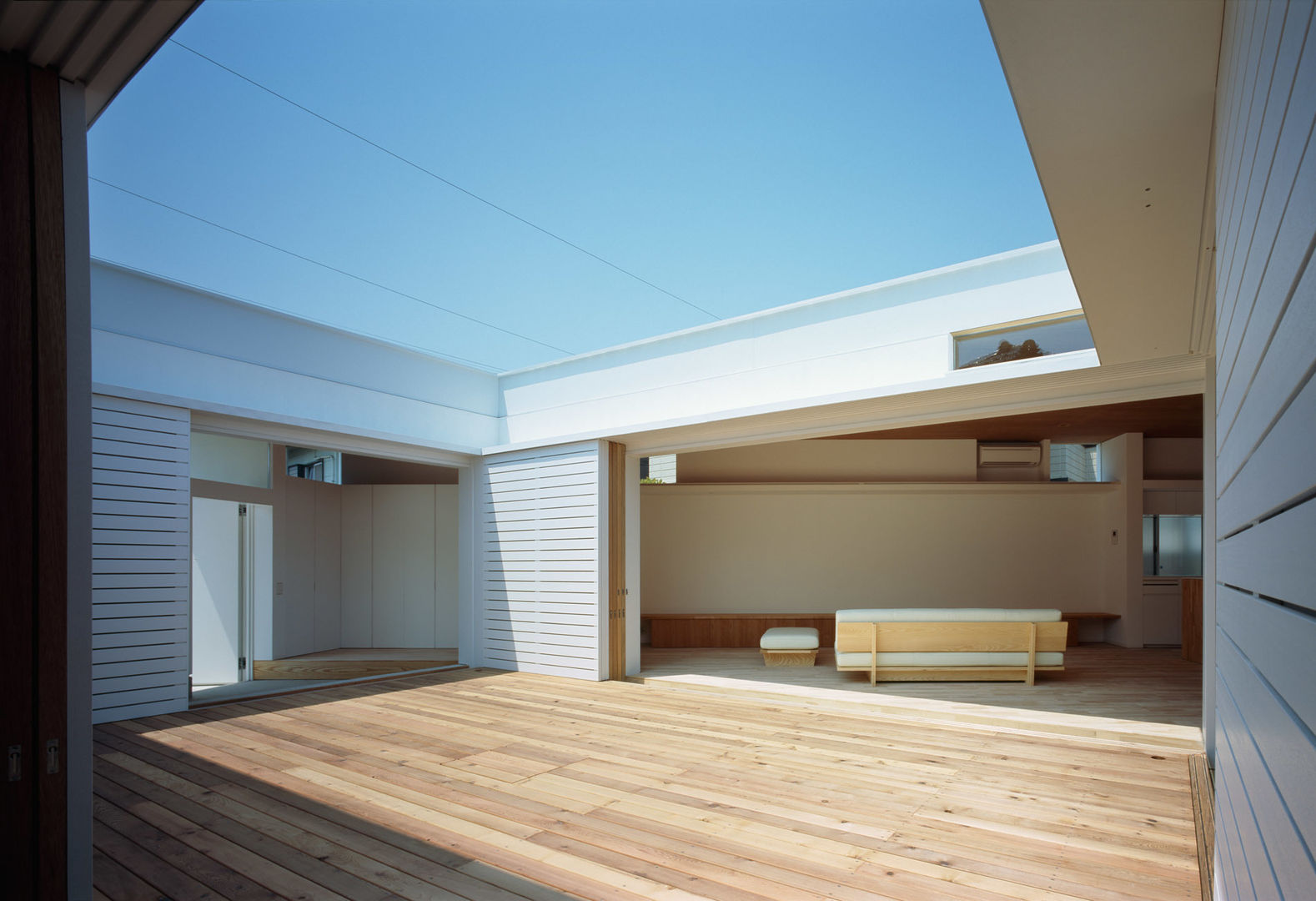 F-WHITE, 山本卓郎建築設計事務所 山本卓郎建築設計事務所 Modern style balcony, porch & terrace