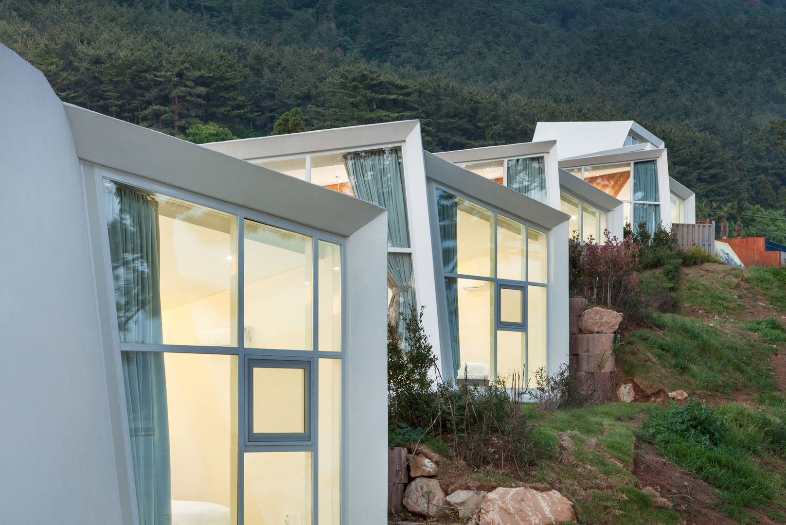 Knot House unfolds in Geoje Island, South Korea, Artrier Chang Artrier Chang พื้นที่เชิงพาณิชย์ โรงแรม