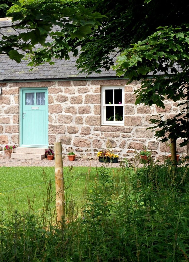 Old School Croft, Glen Dye, Banchory, Aberdeenhire, Roundhouse Architecture Ltd Roundhouse Architecture Ltd Nhà phong cách đồng quê