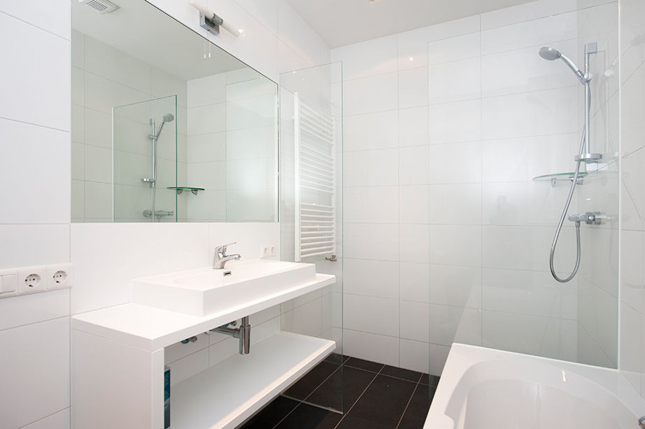 Extra verdieping wordt expatloft, Het Ontwerphuis Het Ontwerphuis Phòng tắm phong cách tối giản
