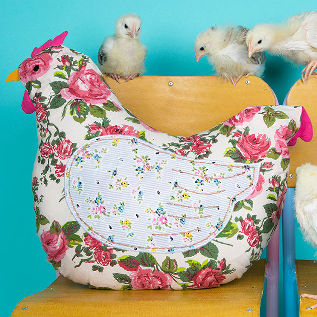 Country Chic Hen Cushion Sass & Belle Salones rurales Sofás y sillones
