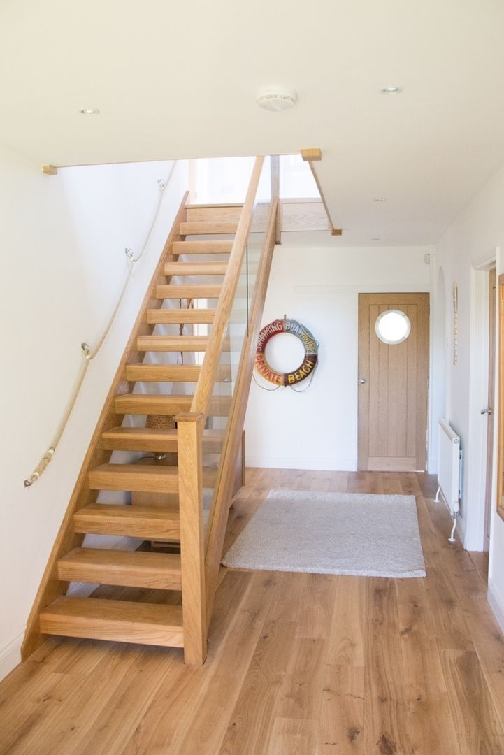 Oak Open Plan Staircase with Glass Balustrade homify Modern corridor, hallway & stairs