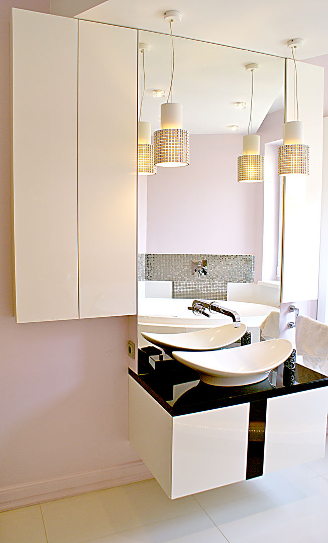 homify Modern bathroom