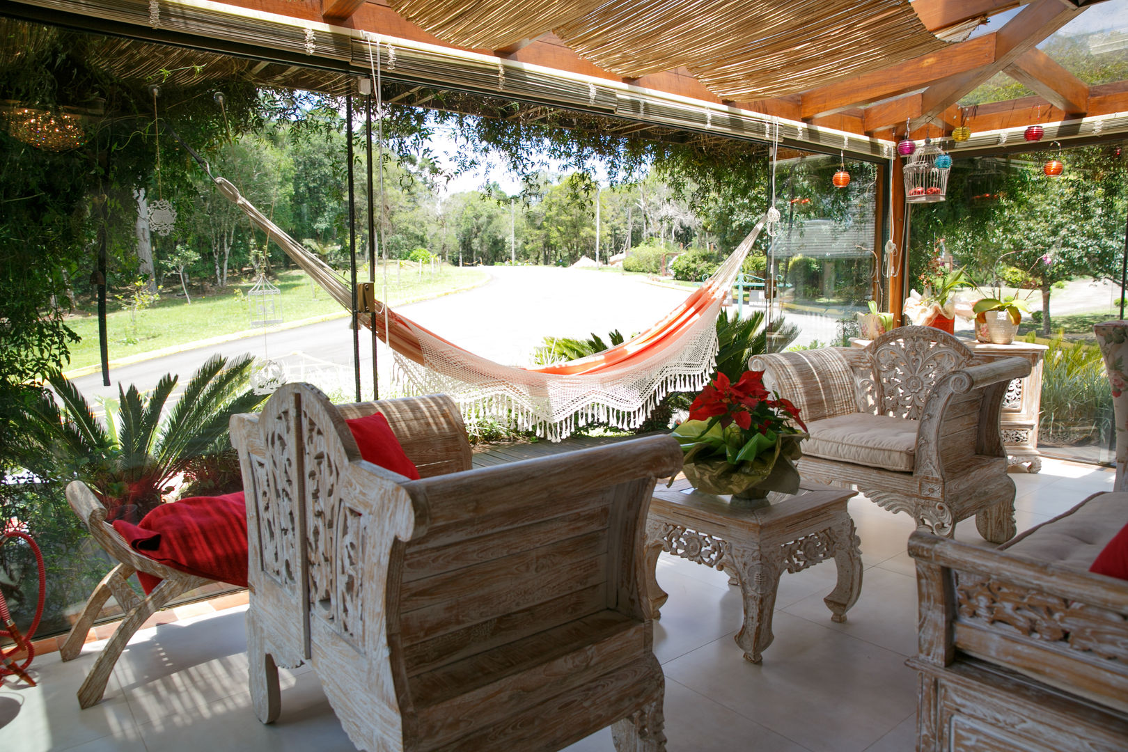 Prepara la casa para el Verano con Brasilchic Brasilchic Jardines de invierno de estilo colonial Planta,Muebles,Propiedad,Maceta,Planta de casa,Árbol,Mueble para exteriores,Diseño de interiores,Edificio,Encendiendo
