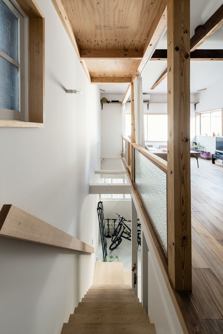 Re:Toyosaki, coil松村一輝建設計事務所 coil松村一輝建設計事務所 Eclectic style corridor, hallway & stairs