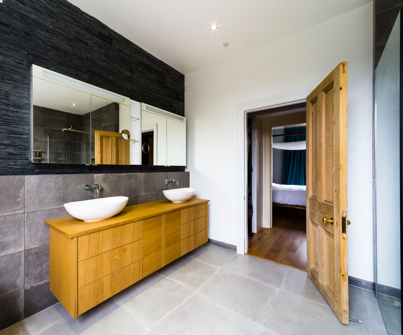 Modern bathroom Affleck Property Services حمام